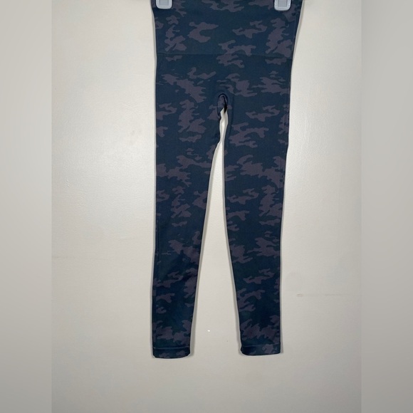 SPANX Look At Me Now Seamless Cropped Leggings Camo Black Size Large - Picture 6 of 8